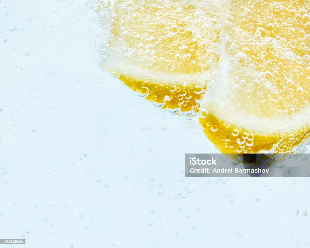 de soude, deux tranches de citron jaune juteux. - Photo de Gin libre de droits