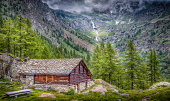 alpine-landschaft-mit-traditionellen-ber