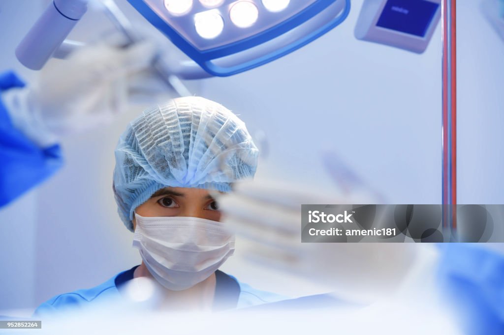 Chirurgien de l’équipe au travail sur le bloc opératoire à l’hôpital - Photo de Accident et désastre libre de droits