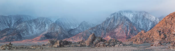 アラバマの丘とシエラ ・ ネバダ山脈 - extreme terrain eroded snow landscape ストックフォトと画像
