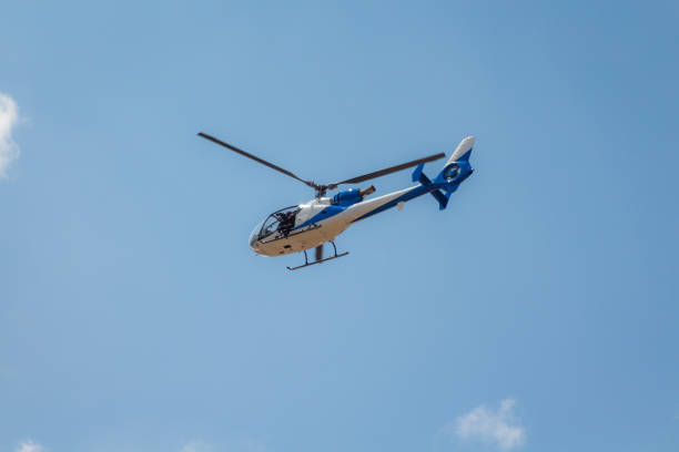 helicóptero da polícia no céu - police helicopter - fotografias e filmes do acervo