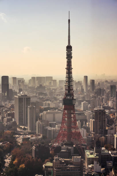 токийск�ая башня япония - tokyo tower shinjuku ward tokyo prefecture communications tower стоковые фото и изображения