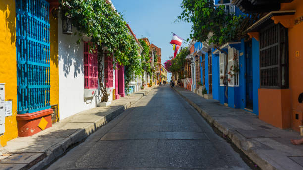 colorate strade vuote di cartagena - colombia foto e immagini stock