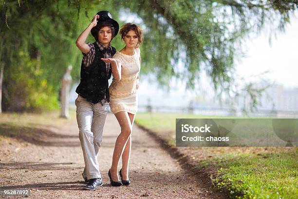 Junges Paar Mode Stockfoto und mehr Bilder von Attraktive Frau - Attraktive Frau, Baum, Durchnässt