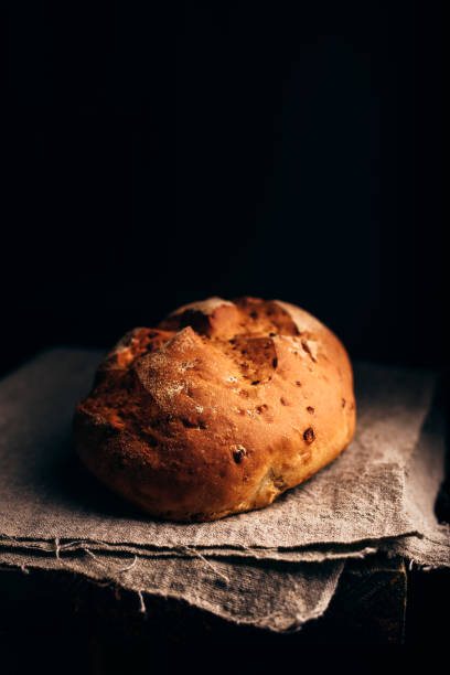 istock Loaf of Bread on Cloth. 952889116