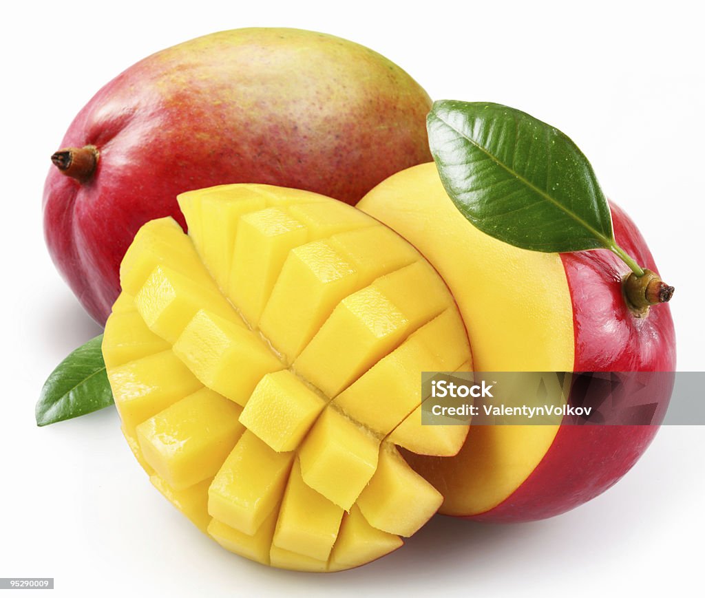 Mango con la sección sobre un fondo blanco - Foto de stock de Mango - Fruta tropical libre de derechos