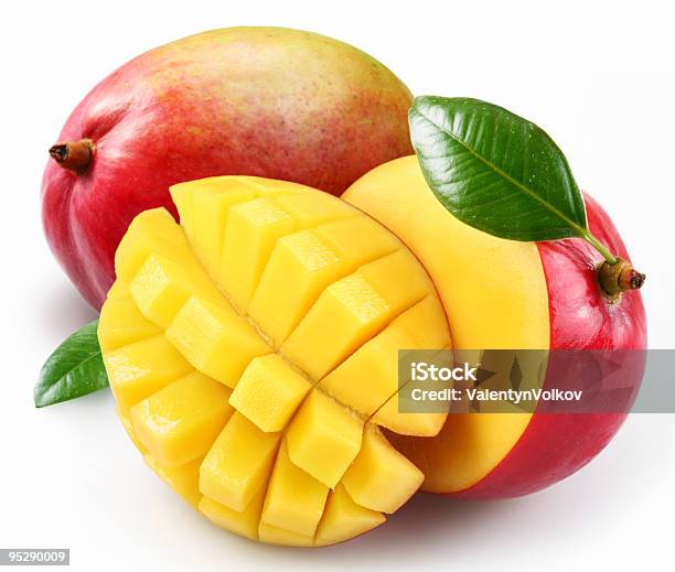 Mango Con La Sección Sobre Un Fondo Blanco Foto de stock y más banco de imágenes de Mango - Fruta tropical - Mango - Fruta tropical, Rebanada, Recortable