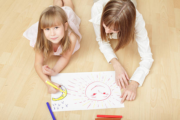 istock Girl with mum the drawing 95290058