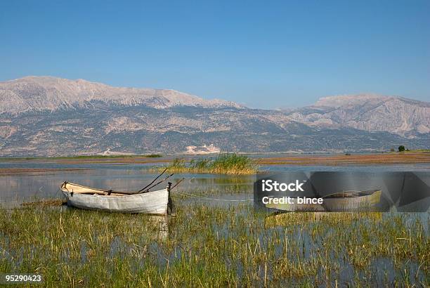 Rowboats - zdjęcia stockowe i więcej obrazów Bez ludzi - Bez ludzi, Fotografika, Góra