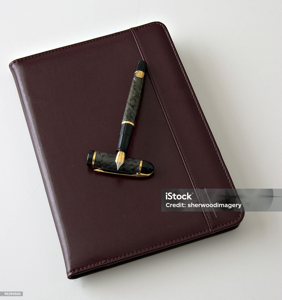 Marrón (Cordovan) Noteboook con pluma estilográfica - Foto de stock de Estenógrafo - Oficio con título libre de derechos