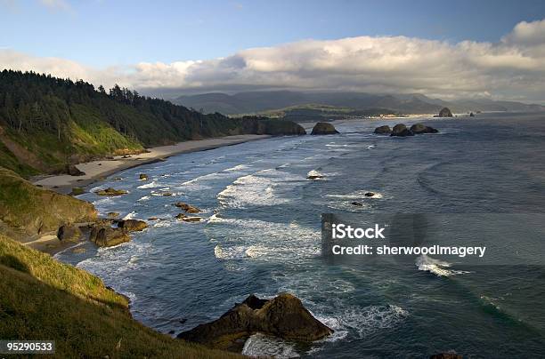 Photo libre de droit de Crescent Cannon Plages Haystack Rockcôte De Loregon banque d'images et plus d'images libres de droit de Crescent Beach