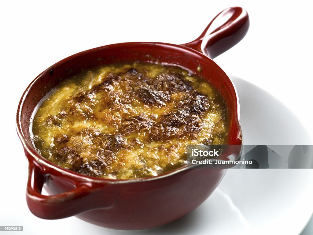 Red tigela de sopa de cebola francesa - Foto de stock de Almoço royalty-free