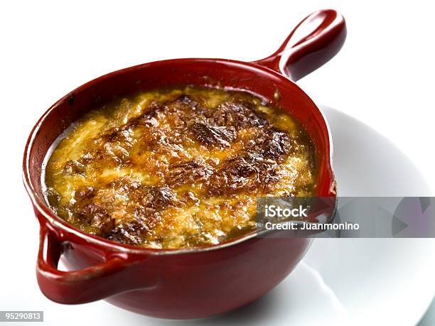 Foto de Red Tigela De Sopa De Cebola Francesa e mais fotos de stock de Almoço - Almoço, Assado no Forno, Bege