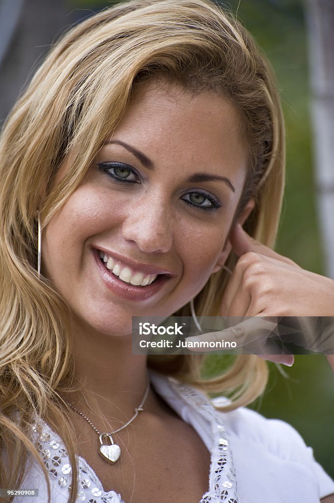 매력적인 금발 female 전화하기 손동작 - 로열티 프리 20-29세 스톡 사진