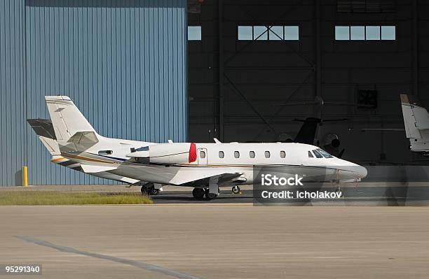 Private Jetflugzeug Stockfoto und mehr Bilder von Allgemeine Luftfahrt - Allgemeine Luftfahrt, Asphalt, Farbbild