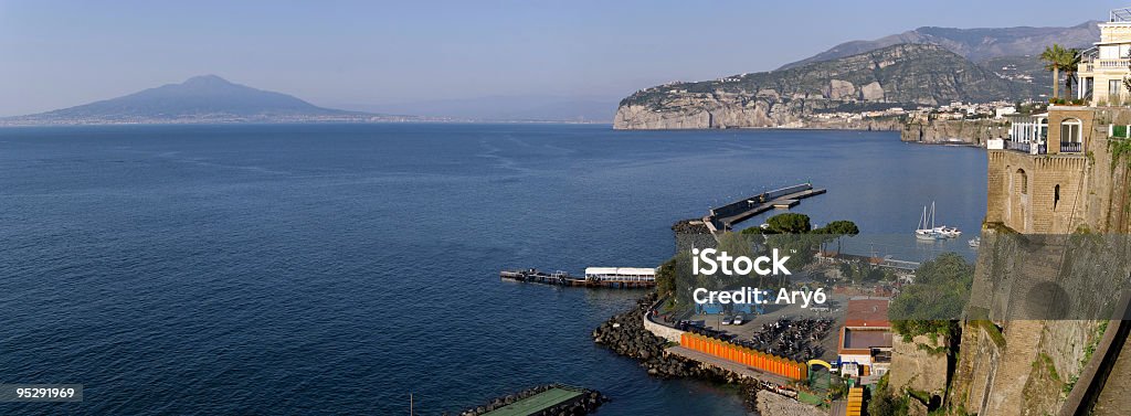 Sorrento e il Vesuvio - Foto stock royalty-free di Ambientazione esterna