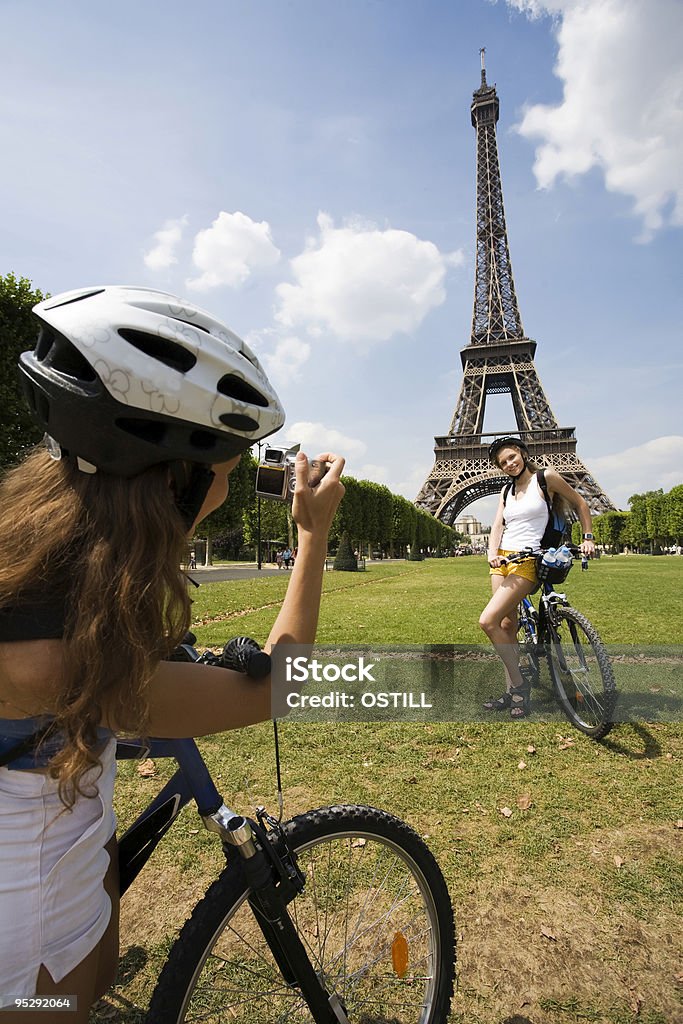 Mujer Visite paris - Foto de stock de Torre Eiffel libre de derechos