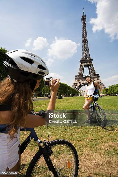 Mujer Visite Paris Foto de stock y más banco de imágenes de Torre Eiffel - Torre Eiffel, Amistad, Familia