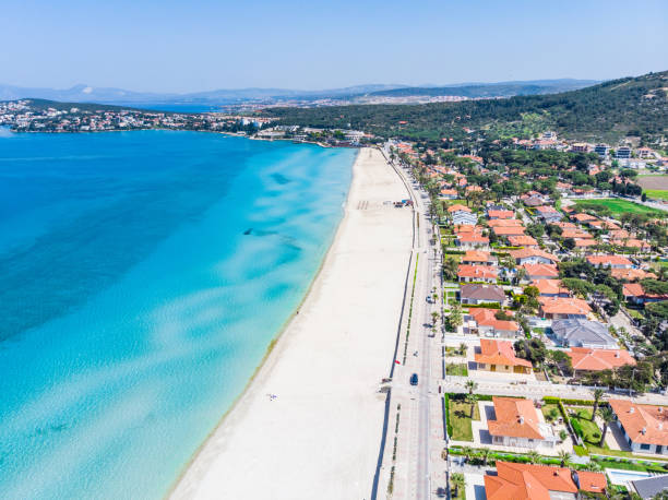 widok z lotu ptaka na plażę ilica, cesme - izmir - izmir zdjęcia i obrazy z banku zdjęć