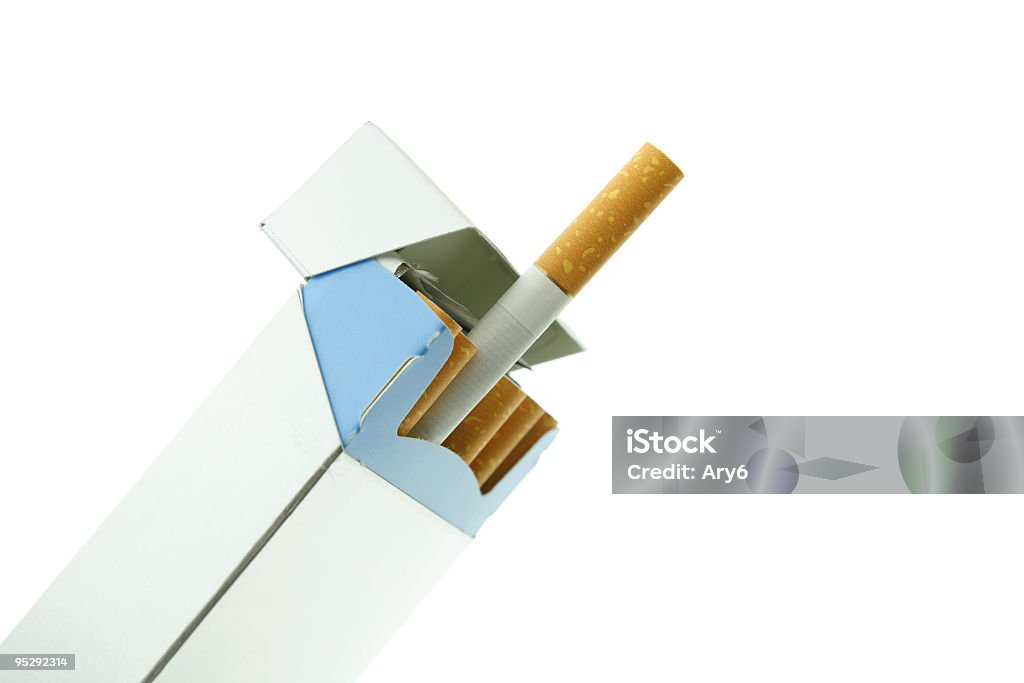 Pacchetto di sigarette isolati su sfondo bianco - Foto stock royalty-free di Clipping path