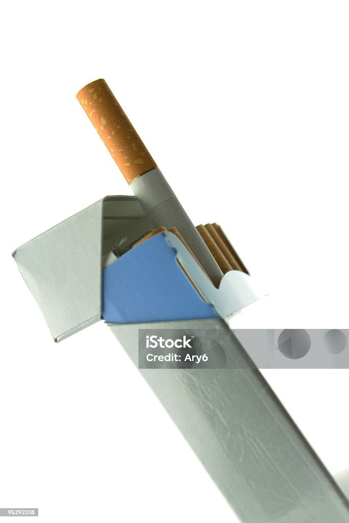 Pacchetto di sigarette isolati su sfondo bianco - Foto stock royalty-free di Clipping path