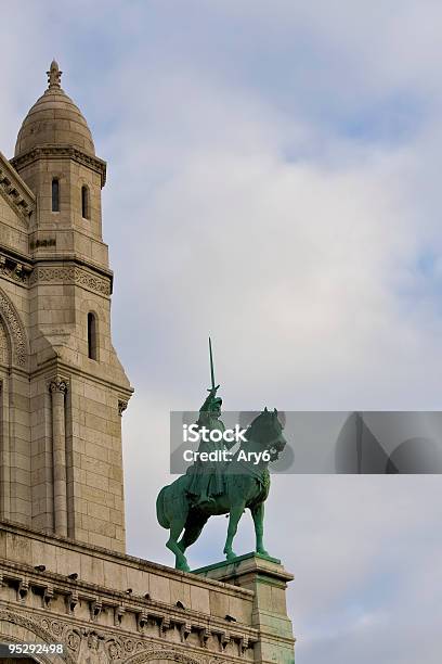 Mont Matre Parigi - Fotografie stock e altre immagini di Cavaliere - Cavaliere, Chiesa, Ambientazione esterna