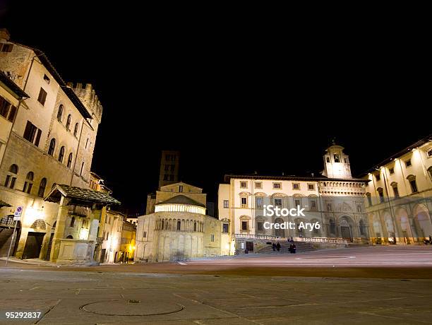 Arezzo Di Notte Piazza Grande Toscana Italia - Fotografie stock e altre immagini di Arezzo - Arezzo, Architettura, Composizione orizzontale