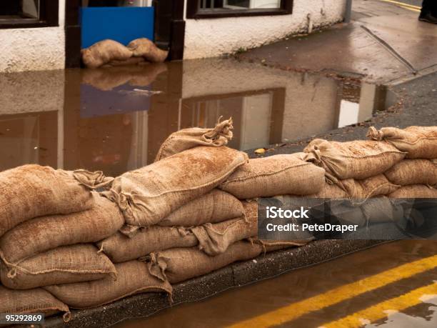 Inondazione Di Difesa - Fotografie stock e altre immagini di Barriera antialluvione - Barriera antialluvione, Cittadina, Composizione orizzontale