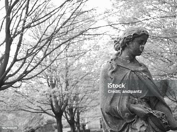 Estatua De Cementerio Foto de stock y más banco de imágenes de Aire libre - Aire libre, Blanco y negro, Boscaje