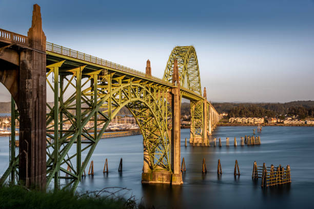 sonnenlicht auf yaquina bay bridge newport oregon küste landschaft - newport oregon stock-fotos und bilder