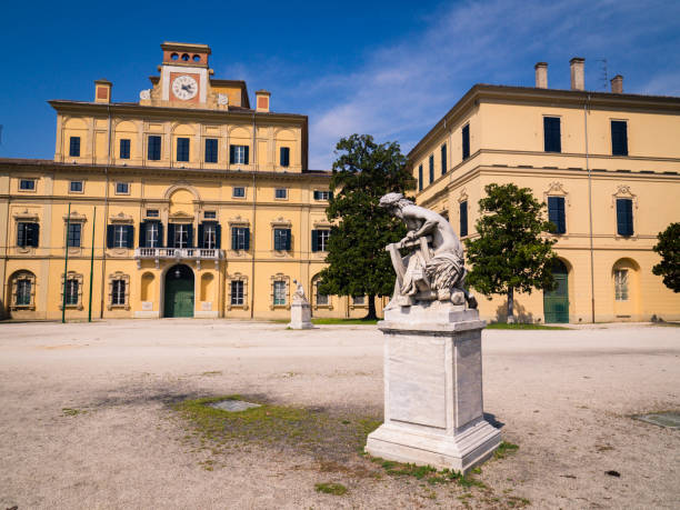 fachada de estilo renacentista del "jardín palacio" dentro del parque ducal de parma, italia. - boulevard mansion road grounds fotografías e imágenes de stock