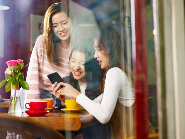 함께 휴대 전화를 사용 하 여 세 젊은 아시아 여성 - smart phone china mobile phone asia 뉴스 사진 이미지