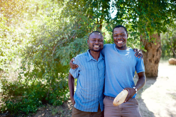 business friends standing together under a tree - zimbabwe imagens e fotografias de stock