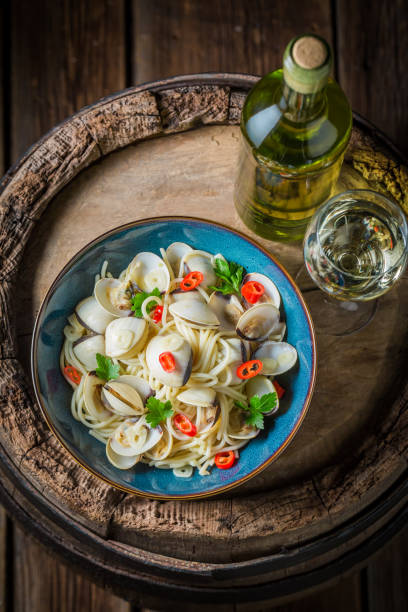 istock Fresh ans tasty spaghetti Vongole with white wine 952958506