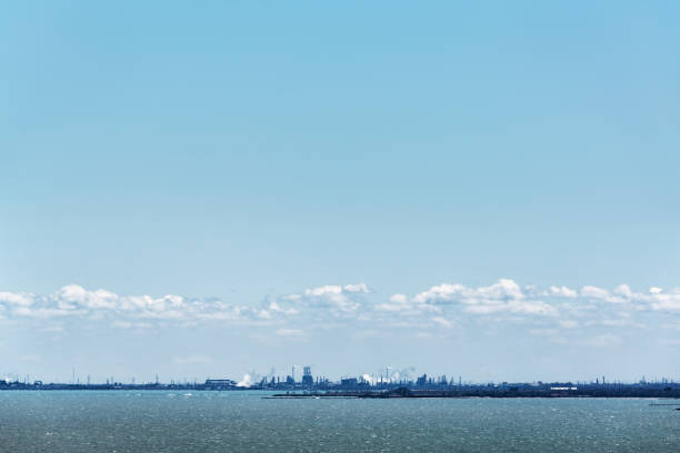 озеро мичиган промышленный горизонт из чикаго - chicago lake michigan skyline indiana стоковые фото и изображения