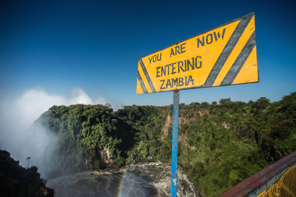 ingresa al signo de zambia sobre el río zambezi - victoria falls waterfall zimbabwe zambia fotografías e imágenes de stock