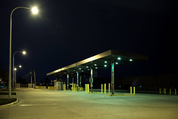 stary vintage retro przemysłowa stacja benzynowa w nocy - station gasoline old fuel pump zdjęcia i obrazy z banku zdjęć