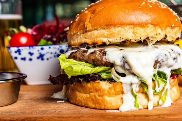 hamburger mit salat und bier - sandwich turkey gourmet fast food stock-fotos und bilder