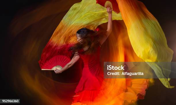 Foto de Mulher De Dançarina De Flamenco Espanhol e mais fotos de stock de Dança Flamenca - Dança Flamenca, Espanha, Cultura Espanhola