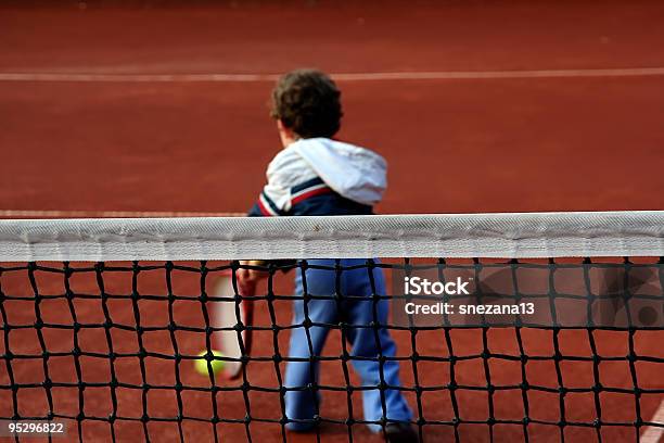 Menino De Ténis - Fotografias de stock e mais imagens de Devolver - Devolver, Ténis - Desporto com Raqueta, Atirar à Baliza