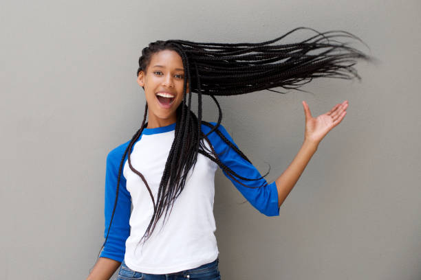 mulher afro-americana atraente com cabelo longo trançado em fundo cinza - braided braids women long hair - fotografias e filmes do acervo