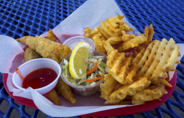 fish and chips plate oceanside pier outdoors restauracja california - fish and chips cafe restaurant salad zdjęcia i obrazy z banku zdjęć