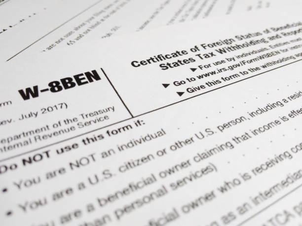 uzavření amerického daňového formuláře typu w-8ben, osvědčení o zahraničním statusu skutečného vlastníka pro srážku daní ve spojených státech amerických - dluh finance fotky - stock snímky, obrázky a fotky