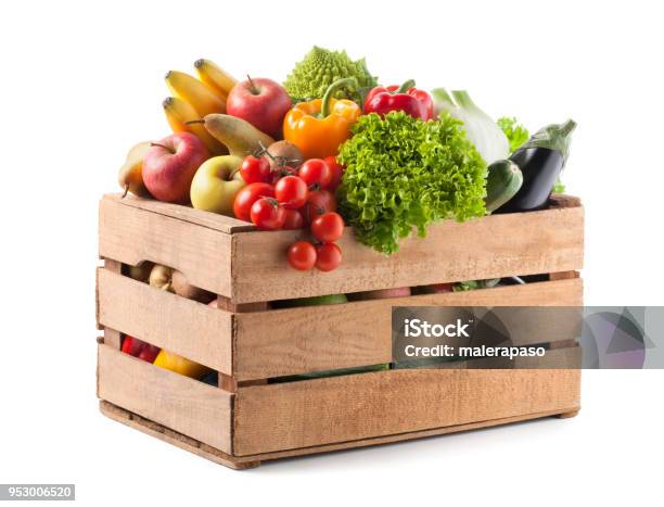 Frutas Y Verduras En Un Cajón De Madera Sobre Fondo Blanco Foto de stock y más banco de imágenes de Fruta