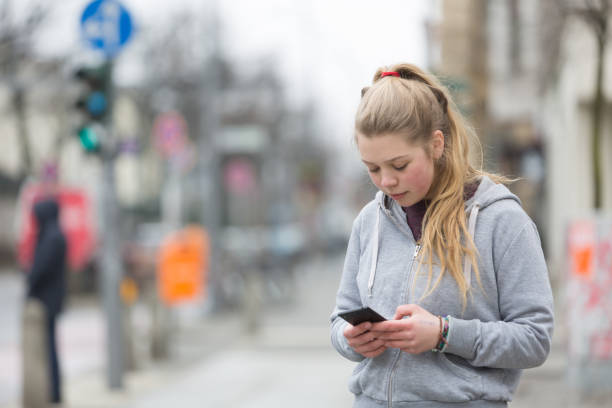 istock City girl texting on smartphone 953009554