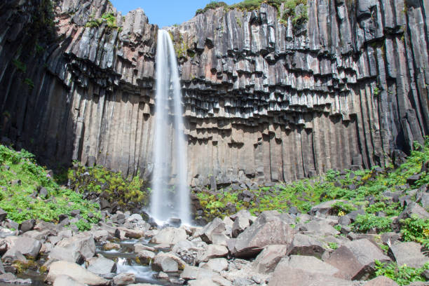 cascata in islanda - islande foto e immagini stock
