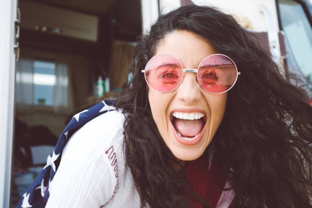 olhando o mundo através de óculos cor de rosa - sunglasses women smiling portrait - fotografias e filmes do acervo