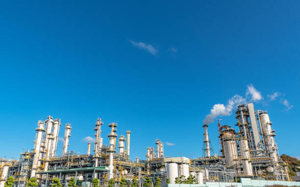 istock Oil refining factory 953014732