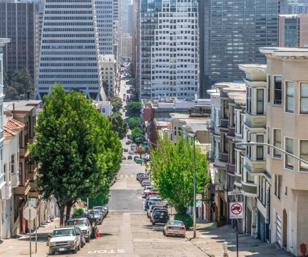 istock Walking downhill to San Francisco Financial District 953021072