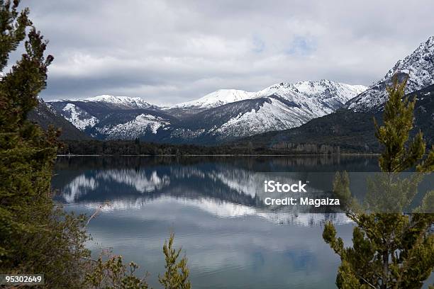 Riflessioni Sul Lago - Fotografie stock e altre immagini di Acqua - Acqua, Argentina - America del Sud, Bariloche
